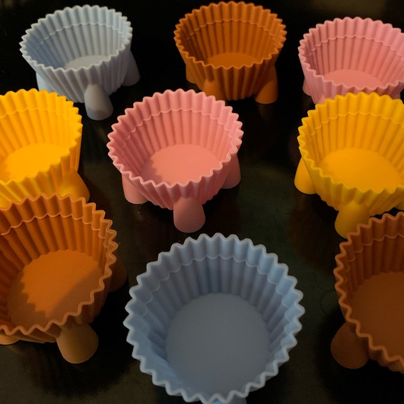 8 Wilton Silicone Cupcake Cookware Unique Feet/Stand. - Picture 7 of 12